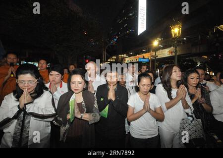 (150824) -- BANGKOK, 24 agosto 2015 -- la gente prega al santuario di Erawan per le vittime dell'attentato del 17 agosto a Bangkok, Thailandia, 24 agosto 2015. Lunedì il governo thailandese ha inviato un messaggio di fiducia, assicurando ai cittadini thailandesi e alla comunità internazionale il proprio impegno per la sicurezza in Thailandia, a seguito di un attentato mortale della scorsa settimana. ) (Zjy) TAILANDIA-BANGKOK-ERAWAN SHRINE-PRAYER RachenxSageamsak PUBLICATIONxNOTxINxCHN 150824 Bangkok 24 agosto 2015 celebrità pregano AL Santuario di Erawan per le vittime dell'attentato del 17 agosto a Bangkok Paese thailandese 24 agosto 2015 il governo thailandese Foto Stock