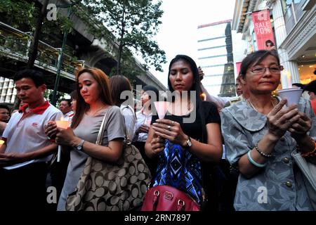 (150824) -- BANGKOK, 24 agosto 2015 -- la gente tiene le candele al santuario di Erawan per le vittime dell'attentato del 17 agosto a Bangkok, Thailandia, 24 agosto 2015. Lunedì il governo thailandese ha inviato un messaggio di fiducia, assicurando ai cittadini thailandesi e alla comunità internazionale il proprio impegno per la sicurezza in Thailandia, a seguito di un attentato mortale della scorsa settimana. ) (Zjy) TAILANDIA-BANGKOK-ERAWAN SHRINE-PREGHIERA RachenxSageamsak PUBLICATIONxNOTxINxCHN 150824 Bangkok 24 agosto 2015 celebrità tengono candele AL Santuario di Erawan per le vittime dell'attentato del 17 agosto a Bangkok paese tailandese 24 agosto 2015 Foto Stock