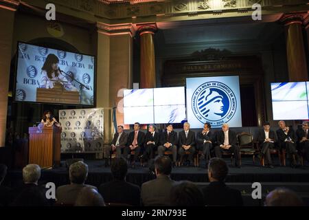 (150827) -- BUENOS AIRES, il presidente argentino Cristina Fernandez de Kirchner (1st L) tiene un discorso durante una riunione annuale per il 161 ° anniversario della Borsa di Buenos Aires, presso la sede dell'entità nella città di Buenos Aires, capitale dell'Argentina, il 26 agosto 2015. ) (fnc) ARGENTINA-BUENOS AIRES-POLITICS-FERNANDEZ MARTINxZABALA PUBLICATIONxNOTxINxCHN 150827 Buenos Aires la presidente argentina Cristina Fernandez de Kirchner 1st l tiene un discorso durante la riunione annuale per il 161 ° anniversario della borsa bastone di Buenos Aires PRESSO la sede dell'entità in B. Foto Stock