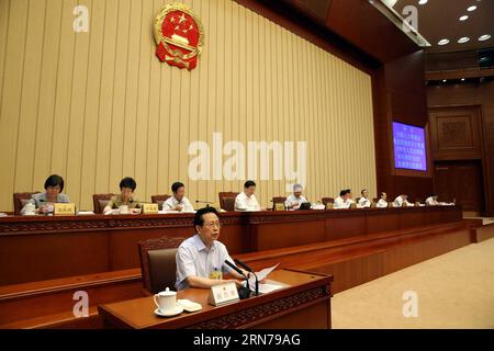 (150827) -- PECHINO, 27 agosto 2015 -- Chen Changzhi (fronte), vicepresidente del Comitato permanente del Congresso Nazionale del popolo (NPC) della Cina, presenta una relazione durante la seconda riunione plenaria della sedicesima sessione bimestrale del Comitato permanente del 12° NPC cinese presso la sala grande del popolo a Pechino, capitale della Cina, 27 agosto 2015. Zhang Dejiang, presidente del Comitato permanente dell'NPC cinese, ha partecipato alla sessione. ) (Wjq) CHINA-BEIJING-ZHANG DEJIANG-NPC SESSION(CN) LiuxWeibing PUBLICATIONxNOTxINxCHN 150827 Pechino ago 27 2015 Chen Changzhi Front Vice President del Foto Stock