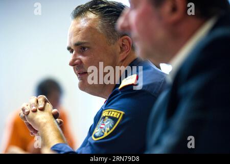AKTUELLES ZEITGESCHEHEN Tote Flüchtlinge in Schlepperfahrzeug in Österreich Hans Peter Doskozil(L), capo della polizia del Burgenland, informa i media in una conferenza stampa a Eisenstadt, Austria, il 27 agosto 2015. Un camion con targhe ungheresi parcheggiato sul lato dell'autostrada per Vienna il giovedì mattina presto è stato scoperto che contiene decine di cadaveri, ha detto la polizia austriaca giovedì. ) AUSTRIA-EISENSTADT-TROVATO CORPO MORTO QianxYi PUBLICATIONxNOTxINxCHN notizie eventi attuali morti rifugiati in Austria Hans Peter l capo della polizia Burgenland informa i media A News C. Foto Stock