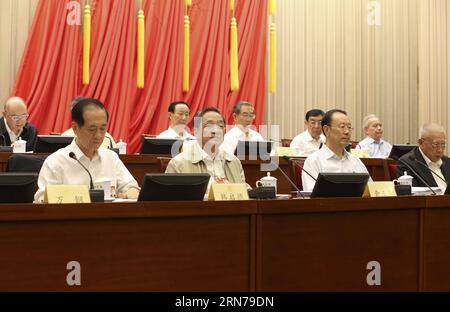 (150827) -- PECHINO, 27 agosto 2015 -- Yu Zhengsheng (fronte 2nd L), presidente del Comitato nazionale della Conferenza consultiva politica del popolo cinese (CPPCC), partecipa alla dodicesima sessione del Comitato permanente del 12th CPPCC National Committee a Pechino, capitale della Cina, 27 agosto 2015. La sessione era principalmente per discutere di coltivare e attuare i valori socialisti fondamentali.) (Wjq) RIUNIONE CINA-PECHINO-YU ZHENGSHENG-CPPCC (CN) DingxLin PUBLICATIONxNOTxINxCHN 150827 Pechino ago 27 2015 Yu Zheng Sheng 2nd l Front Chairman del Comitato nazionale delle celebrità cinesi S P Foto Stock