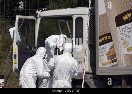 AKTUELLES ZEITGESCHEHEN Tote Flüchtlinge a Schlepperfahrzeug a Österreich gli investigatori controllano il camion in cui sono stati trovati dozzine di cadaveri sul lato dell'autostrada per Vienna vicino a Parndorf, Austria, il 27 agosto 2015. Un camion con targhe ungheresi parcheggiato sul lato dell'autostrada che porta a Vienna il primo giovedì mattina è stato scoperto con dozzine di cadaveri all'interno, ha detto la polizia austriaca giovedì. () AUSTRIA-PARNDORF-TROVATO CORPO MORTO Xinhua PUBLICATIONxNOTxINxCHN notizie eventi attuali morti rifugiati in Austria investigatori controllano il camion in cui decine di corpi morti Foto Stock