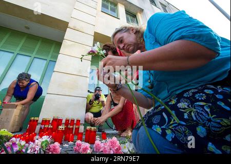 AKTUELLES ZEITGESCHEHEN Tote Flüchtlinge a Schlepperfahrzeug a Österreich i cittadini locali accendono candele per piangere le vittime dei rifugiati di fronte alla stazione di polizia di Eisenstadt, Austria, il 27 agosto 2015. Un camion con targhe ungheresi parcheggiato sul lato dell'autostrada per Vienna il giovedì mattina presto è stato scoperto che contiene decine di cadaveri, ha detto la polizia austriaca giovedì. ) AUSTRIA-EISENSTADT-TROVATO CORPO MORTO QianxYi PUBLICATIONxNOTxINxCHN notizie eventi attuali morti rifugiati in Austria i cittadini locali illuminano le candele a Morne le vittime dei rifugiati di fronte al Foto Stock