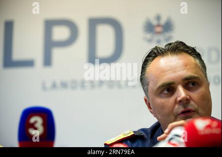 AKTUELLES ZEITGESCHEHEN Tote Flüchtlinge in Schlepperfahrzeug in Österreich Hans Peter Doskozil, capo della polizia del Burgenland, informa i media in una conferenza stampa a Eisenstadt, Austria, il 27 agosto 2015. Un camion con targhe ungheresi parcheggiato sul lato dell'autostrada per Vienna il giovedì mattina presto è stato scoperto che contiene decine di cadaveri, ha detto la polizia austriaca giovedì. ) AUSTRIA-EISENSTADT-TROVATO CORPO MORTO QianxYi PUBLICATIONxNOTxINxCHN notizie notizie eventi attuali morti rifugiati in Austria Hans Peter capo della polizia del Burgenland informa i media A un conferimento di notizie Foto Stock