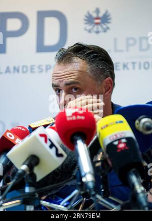 AKTUELLES ZEITGESCHEHEN Tote Flüchtlinge in Schlepperfahrzeug in Österreich Hans Peter Doskozil, capo della polizia del Burgenland, informa i media in una conferenza stampa a Eisenstadt, Austria, il 27 agosto 2015. Un camion con targhe ungheresi parcheggiato sul lato dell'autostrada per Vienna il giovedì mattina presto è stato scoperto che contiene decine di cadaveri, ha detto la polizia austriaca giovedì. ) AUSTRIA-EISENSTADT-TROVATO CORPO MORTO QianxYi PUBLICATIONxNOTxINxCHN notizie notizie eventi attuali morti rifugiati in Austria Hans Peter capo della polizia del Burgenland informa i media A un conferimento di notizie Foto Stock