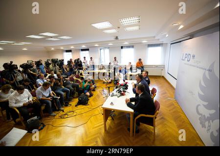 AKTUELLES ZEITGESCHEHEN Tote Flüchtlinge a Schlepperfahrzeug a Österreich foto scattata il 27 agosto 2015 mostra la visione generale della conferenza stampa in una stazione di polizia di Eisenstadt, Austria. Un camion con targhe ungheresi parcheggiato sul lato dell'autostrada per Vienna il giovedì mattina presto è stato scoperto che contiene decine di cadaveri, ha detto la polizia austriaca giovedì. ) AUSTRIA-EISENSTADT-TROVATO CORPO MORTO QianxYi PUBLICATIONxNOTxINxCHN notizie eventi attuali morti rifugiati in Austria foto scattata IL 27 2015 agosto mostra la visione generale della conferenza stampa IN una stazione di polizia Foto Stock
