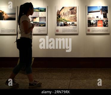 (150829) -- PECHINO, 29 agosto 2015 -- Un visitatore vede le foto in una mostra fotografica sul 70° anniversario della vittoria della Guerra Popolare Cinese di resistenza contro le aggressioni giapponesi a Pechino, capitale della Cina, 29 agosto 2015. La mostra è iniziata qui sabato, con migliaia di giornalisti e fotografi del paese. ) (Zwx) CHINA-BEIJING-ANTI-JAPANESE WAR-70TH ANNIVERSARY-PHOTO EXHIBITION(CN) ChenxJianli PUBLICATIONxNOTxINxCHN 150829 Pechino Aug 29 2015 un visitatore vede le immagini A una mostra fotografica SUL 70th Anniversary of the Victory of the Chinese Cel Foto Stock