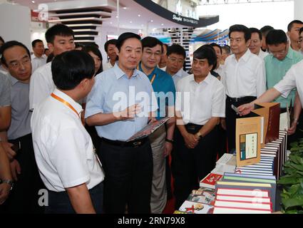 (150829) -- PECHINO, 29 agosto 2015 -- Liu Qibao, membro dell'Ufficio politico del Comitato centrale del Partito Comunista Cinese (PCC) e del Segretariato del Comitato centrale del PCC, che è anche a capo del Dipartimento pubblicitario del Comitato centrale del CPC, visita la 22a Fiera Internazionale del Libro di Pechino, capitale della Cina, 29 agosto 2015. )(wjq) CHINA-BEIJING-LIU QIBAO-BIBF 2015-VISIT (CN) DingxHaitao PUBLICATIONxNOTxINxCHN 150829 Pechino Aug 29 2015 Liu Qibao membro dell'Ufficio politico del Comitato centrale del PCC del Partito Comunista Cinese e del Segretariato del CPC Centr Foto Stock