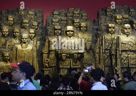 (150829) -- PECHINO, 29 agosto 2015 -- i giornalisti lavorano al Museo della Guerra della resistenza del popolo cinese contro l'aggressione giapponese a Wanping, una città che ha assistito all'inizio della guerra, a Pechino, 29 agosto 2015. Più di 40 giornalisti nazionali e internazionali hanno visitato la città di Wanping e il ponte Lugouqiao per il 70° anniversario della vittoria della Guerra Popolare Cinese di resistenza contro le aggressioni giapponesi e della Guerra Mondiale Anti-fascista. (zhs) CINA-PECHINO-GIORNALISTA-ANTIFASCISTA-70° ANNIVERSARIO (CN) PENGxZHAOZHI PUBLICATIONxNOTxINxCHN 150829 Pechino Foto Stock