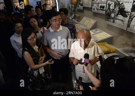 (150829) -- PECHINO, 29 agosto 2015 -- i giornalisti intervistano Zheng Fulai, testimone dell'incidente del 7 luglio 1937, al Museo della Guerra di resistenza del popolo cinese contro l'aggressione giapponese a Wanping, una città che ha assistito all'inizio della guerra, a Pechino, 29 agosto 2015. Più di 40 giornalisti nazionali e internazionali hanno visitato la città di Wanping e il ponte Lugouqiao per il 70° anniversario della vittoria della Guerra Popolare Cinese di resistenza contro le aggressioni giapponesi e della Guerra Mondiale Anti-fascista. (ZHS) CINA-PECHINO-GIORNALISTA-ANTI-FASCISTA-70° ANNIVERSARIO (. Foto Stock