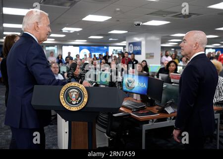 Washington, Stati Uniti. 31 agosto 2023. Il presidente degli Stati Uniti Joe Biden parla con il segretario del Dipartimento della difesa Alejandro Mayorkas mentre visita la sede della FEMA a Washington DC giovedì 31 agosto 2023. Foto di Yuri Gripas/UPI Credit: UPI/Alamy Live News Foto Stock