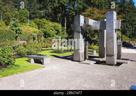 Statua d'arte in cemento al centro del principale sentiero pedonale attraverso il giardino internazionale per la prova delle rose nel Washington Park di Portland, Oregon Foto Stock