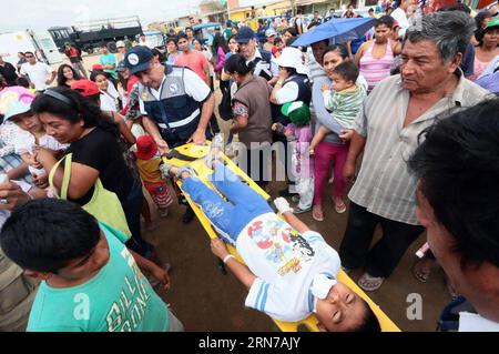 (150831) -- PIURA, 31 agosto 2015 -- la gente partecipa a un'esercitazione nella città di Piura, in Perù, il 31 agosto 2015. L'esercitazione ha avuto luogo nelle regioni di Piura, Tumbes e Lambayeque a causa dell'elevata vulnerabilità e possibilità di forti piogge. Carlos Lezama/) (jp) PERÙ-PIURA-AMBIENTE-DRILL ANDINA PUBLICATIONxNOTxINxCHN 150831 Piura ago 31 2015 celebrità prendono parte a un Drill nella città di Piura Perù IL 31 2015 agosto il Drill si è svolto nelle regioni di Piura Tumbes e Lambayeque a causa dell'elevata vulnerabilità e possibilità di Heavy Rains Carlos Lezama JP Perù Piura Environment Drill andin Foto Stock