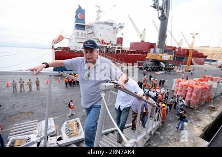 (150831) -- PIURA, 31 agosto 2015 -- il primo ministro peruviano Pedro Cateriano (fronte) supervisiona le azioni multisettoriali dell'esercitazione nella città di Piura, Perù, il 31 agosto 2015. L'esercitazione ha avuto luogo nelle regioni di Piura, Tumbes e Lambayeque a causa dell'elevata vulnerabilità e possibilità di forti piogge. Carlos Lezama/) (jp) PERÙ-PIURA-ENVIRONMENTAL-DRILL ANDINA PUBLICATIONxNOTxINxCHN 150831 Piura ago 31 2015 il fronte dei primi ministri peruviani Pedro Cateriano supervisiona le azioni multisettoriali del Drill nella città di Piura Perù IL 31 2015 agosto il Drill ha avuto luogo nelle regioni o Foto Stock