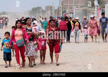 (150831) -- PIURA, 31 agosto 2015 -- la gente partecipa a un'esercitazione nella città di Piura, in Perù, il 31 agosto 2015. L'esercitazione ha avuto luogo nelle regioni di Piura, Tumbes e Lambayeque a causa dell'elevata vulnerabilità e possibilità di forti piogge. Carlos Lezama/) (jp) PERÙ-PIURA-AMBIENTE-DRILL ANDINA PUBLICATIONxNOTxINxCHN 150831 Piura ago 31 2015 celebrità prendono parte a un Drill nella città di Piura Perù IL 31 2015 agosto il Drill si è svolto nelle regioni di Piura Tumbes e Lambayeque a causa dell'elevata vulnerabilità e possibilità di Heavy Rains Carlos Lezama JP Perù Piura Environment Drill andin Foto Stock