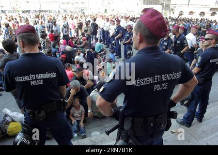 (150901)-- BUDAPEST, 1° settembre 2015 -- la polizia impedisce ai rifugiati di entrare nella stazione ferroviaria Keleti di Budapest, Ungheria, il 1° settembre 2015. Le autorità ungheresi hanno chiuso la stazione ferroviaria orientale (Keleti) di Budapest martedì mattina, poiché l'edificio è stato sommerso da centinaia di rifugiati che cercavano il trasporto in Germania. )(azp) HUNGARY-BUDAPEST-RALWAY STATION-MIGRANTS CsabaxDomotor PUBLICATIONxNOTxINxCHN 150901 Budapest 1 settembre 2015 la polizia impedisce ai rifugiati di ENTRARE nella stazione ferroviaria Keleti di Budapest Ungheria IL 1° settembre 2015 le autorità ungheresi hanno chiuso Foto Stock