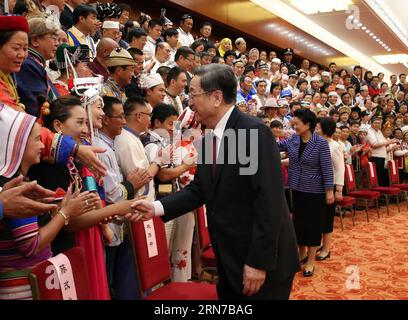 (150902) -- PECHINO, 2 settembre 2015 -- Yu Zhengsheng (fronte), presidente del Comitato Nazionale della Conferenza consultiva politica del popolo cinese (CPPCC), incontra una delegazione che rappresenta tutte le 56 etnie cinesi a Pechino, capitale della Cina, 2 settembre 2015. ) (Zkr) CHINA-BEIJING-YU ZHENGSHENG-MEETING(CN) LiuxWeibing PUBLICATIONxNOTxINxCHN 150902 Pechino 2 settembre 2015 Yu Zheng Sheng Front Presidente del Comitato Nazionale della Conferenza politica consultiva delle celebrità cinesi il CPPCC incontra una delegazione che rappresenta tutte le 56 etnie cinesi a Pechino capitale della Cina Foto Stock