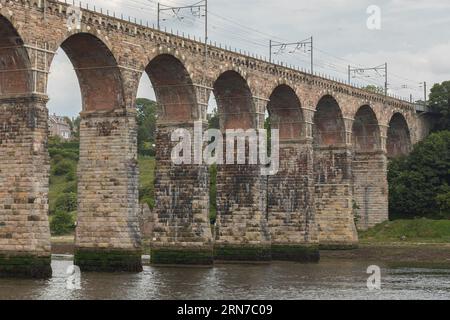 Berwick-on-Tweed, Inghilterra nord-orientale, Regno Unito - 25 giugno 2023 - - viadotto ferroviario Stephenson costruito in pietra che attraversa il fiume Tweed Foto Stock