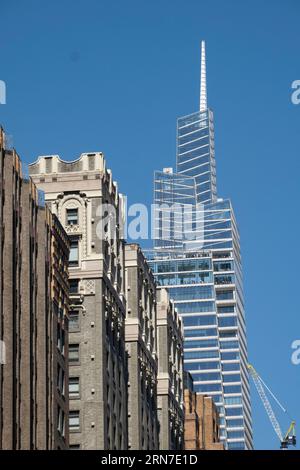 Una Vanderbilt Tower sorge su 4 grattacieli di Park Avenue in primo piano, New York City, USA 2023 Foto Stock