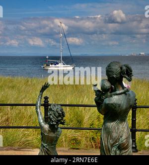 Una vista della statua di bronzo Welcome Home sull'Esplanade a Fleetwood, Lancashire, Regno Unito, Europa giovedì 31, agosto 2023 Foto Stock