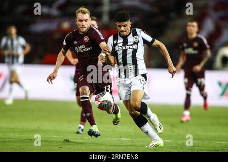 Salonicco, Grecia. 31 agosto 2023. Taison di PAOK (a destra) e Nathaniel Atkinson di Hearts (a sinistra) combattono per la palla durante una partita tra PAOK FC e Hearts FC. Partita di playoff della Conference League tra PAOK FC e Heart of Midlothian. La partita finì 4-0. (Immagine di credito: © Giannis Papanikos/ZUMA Press Wire) SOLO USO EDITORIALE! Non per USO commerciale! Foto Stock