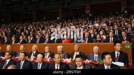 (150903) -- PECHINO, 3 settembre 2015 -- il presidente cinese Xi Jinping, il Premier li Keqiang e i capi di stato Zhang Dejiang, Yu Zhengsheng, Liu Yunshan, Wang Qishan e Zhang Gaoli si uniscono a circa 6.000 persone e assistono a un grande gala culturale per commemorare il 70° anniversario della vittoria della Guerra Popolare Cinese di resistenza contro l'aggressione giapponese e la Guerra Mondiale Anti-fascista, a Beijng, capitale della Cina, 3 settembre 2015. ) (Zkr) CHINA-BEIJING-V-DAY-CULTURAL GALA(CN) LanxHongguang PUBLICATIONxNOTxINxCHN 150903 Pechino 3 settembre 2015 il presidente cinese Xi Jinping Premier ha lasciato Keqiang e seni Foto Stock