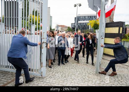 Danzica, Polonia. 31 agosto 2023. Basil Kerski, Aleksandra Dulkiewicz, Lech Walesa e Henryka Strycharska Krzywonos stanno aprendo la porta storica n. 2 del cantiere navale di Danzica durante il 43° anniversario dell'agosto 1980 gli accordi in Piazza solidarietà. Gli accordi sono stati un inizio simbolico del sindacato di solidarietà. Conclusero l'ondata di scioperi dei lavoratori nel 1980 e contribuirono al crescente ruolo di Lech Walesa e alla caduta del comunismo in Polonia nel 1989. Credito: SOPA Images Limited/Alamy Live News Foto Stock