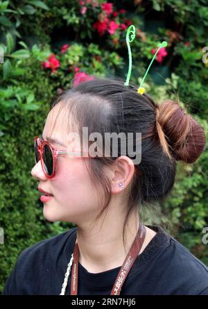 (150908) -- SUZHOU, 8 settembre 2015 -- Un visitatore posa per foto con decorazione floreale dei capelli in una strada a Suzhou, nella provincia di Jiangsu della Cina orientale, 6 settembre 2015. La decorazione floreale dei capelli è diventata popolare di recente nelle strade di Suzhou. (Zwx) CHINA-JIANGSU-SUZHOU-HAIR DECORATION(CN) WangxJiankang PUBLICATIONxNOTxINxCHN Suzhou Sept 8 2015 un visitatore posa per foto con decorazione floreale dei capelli IN una strada a Suzhou nella provincia di Jiangsu della Cina orientale Sept 6 2015 la decorazione floreale dei capelli è diventata popolare recentemente NELLE strade di Suzhou zwx China Jiangsu Suzhou Hair Decoration CN WangxJiankang Jiankang PUBLICATIONxNOTx Foto Stock