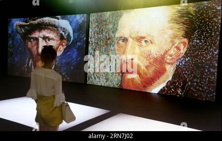 (150909) -- PECHINO, 8 settembre 2015 () -- le persone visitano una mostra d'arte multimediale di Vincent van Gogh in un centro commerciale nel distretto di Chaoyang di Pechino, capitale della Cina, 8 settembre 2015. Martedì a Pechino è apparsa una mostra multimediale di opere d'arte di Vincent van Gogh che utilizza la tecnologia di proiezione, che durerà tre mesi fino all'inizio di dicembre. () (zwx) CHINA-BEIJING-VINCENT VAN GOGH-ART SHOW(CN) Xinhua PUBLICATIONxNOTxINxCHN 150909 Pechino 8 settembre 2015 le celebrità visitano una mostra d'arte multimediale di Vincent van Gogh IN un centro commerciale nel distretto di Chao Yang, capitale della Cina Foto Stock