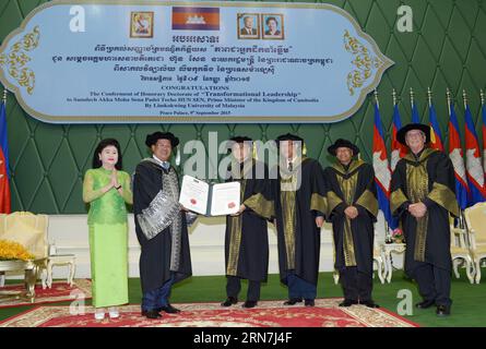 (150909) -- PHNOM PENH, 9 settembre 2015 -- il primo ministro cambogiano Hun Sen (2nd L) riceve un certificato dal vicepresidente senior dell'Università di Limkokwing dato Raja Aznil Raja Hisham (4th R) a Phnom Penh, Cambogia, 9 settembre 2015. La prestigiosa Università di Limkokwing della Malesia ha conferito a Hun Sen il titolo di Dottorato Onorario di Leadership trasformazionale mercoledì in una cerimonia tenutasi presso il Palazzo della Pace nella capitale cambogiana. ) CAMBODIA-PHNOM PENH-PM-DOTTORATO ONORARIO Sovannara PUBLICATIONxNOTxINxCHN 150909 Phnom Penh 9 settembre 2015 i primi ministri cambogiani HUN Sen 2nd l riceve un Certific Foto Stock