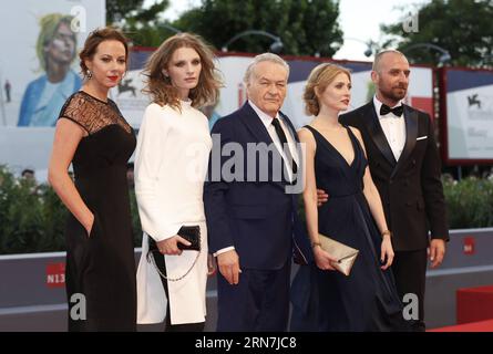 (150909) -- VENEZIA, 9 settembre 2015 -- le attrici Anna Maria Buczek, Agata Buzek, il regista Jerzy Skolimowski, gli attori Paulina Chapko e Wojciech Mecwaldowski (da L a R) assistono ad una premiere per 11 minuti durante la 72a Mostra del Cinema di Venezia all'isola del Lido di Venezia, 9 settembre 2015. ) ITALY-VENICE-FILM-FESTIVAL-11 MINUTES-PREMIERE YexPingfan PUBLICATIONxNOTxINxCHN 150909 Venezia settembre 9 2015 attrici Anna Mary Buczek Agata Buzek regista Jerzy Skolimowski attori Paulina e Wojciech da l a r assistere a una premiere per 11 MINUTI durante la 72a Mostra del Cinema di Venezia AL Lido Iceland di Venic Foto Stock