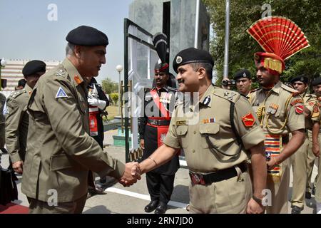 (150909) -- WAGAH, 9 settembre 2015 -- foto rilasciata da il 9 settembre 2015 mostra il Direttore generale, maggiore generale Umar Farooq Burki (L) che stringe la mano con l'Indian Border Security Force (BSF), ispettore generale (IG) Anil Paliwal, sul lato pakistano del confine di Wagah. Una delegazione ad alto livello dal Pakistan ha attraversato l'India mercoledì al posto di controllo congiunto Attari-Wagah nello stato nordoccidentale del Punjab per colloqui a livello di direttore tra le forze di frontiera di entrambi i paesi, ha detto i media locali. (Djj) PAKISTAN-WAGAH-INDIA-BORDER SITUATION TALKS PakistanxRangers PUBLICATIONxNOTxINxCHN 150909 Wagah settembre 9 2015 foto Foto Stock