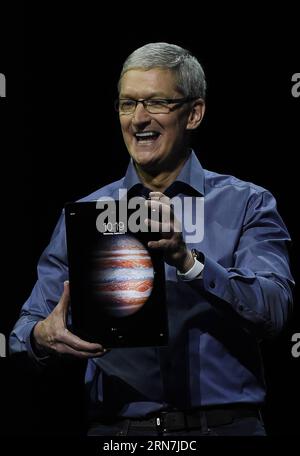 (150909) -- SAN FRANCISCO, 9 settembre 2015 () -- il CEO di Apple Tim Cook presenta il nuovo iPad Pro durante un evento a San Francisco, negli Stati Uniti, il 9 settembre 2015. () U.S.-SAN FRANCISCO-APPLE-NEW PRODUCTS Xinhua PUBLICATIONxNOTxINxCHN 150909 San Francisco settembre 9 2015 il CEO di Apple Tim Cook presenta il nuovo iPad pro durante l'evento a San Francisco negli Stati Uniti IL 9 settembre 2015 Stati Uniti San Francisco Apple nuovi prodotti XINHUA PUBLICATIONxNOTxINxCHN Foto Stock