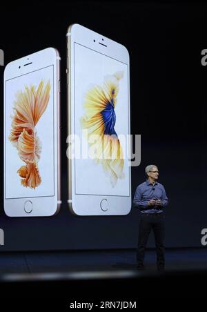 (150909) -- SAN FRANCISCO, 9 settembre 2015 () -- il CEO di Apple Tim Cook presenta i nuovi iPhone 6s e iPhone 6s Plus durante un evento Apple a San Francisco, negli Stati Uniti, il 9 settembre 2015. () U.S.-SAN FRANCISCO-APPLE-NEW PRODUCTS Xinhua PUBLICATIONxNOTxINxCHN 150909 San Francisco settembre 9 2015 il CEO di Apple Tim Cook presenta i nuovi iPhone 6s e iPhone 6s Plus durante l'evento Apple a San Francisco negli Stati Uniti IL 9 settembre 2015 Stati Uniti San Francisco Apple New Products XINHUA PUBLICATIONxNOTxINxCHN Foto Stock