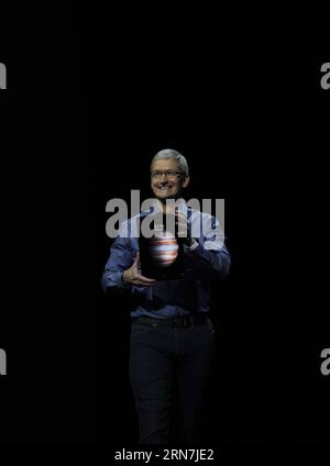 (150909) -- SAN FRANCISCO, 9 settembre 2015 () -- il CEO di Apple Tim Cook presenta il nuovo iPad Pro durante un evento a San Francisco, negli Stati Uniti, il 9 settembre 2015. () U.S.-SAN FRANCISCO-APPLE-NEW PRODUCTS Xinhua PUBLICATIONxNOTxINxCHN 150909 San Francisco settembre 9 2015 il CEO di Apple Tim Cook presenta il nuovo iPad pro durante l'evento a San Francisco negli Stati Uniti IL 9 settembre 2015 Stati Uniti San Francisco Apple nuovi prodotti XINHUA PUBLICATIONxNOTxINxCHN Foto Stock