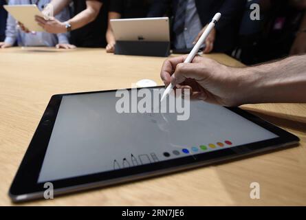 (150909) -- SAN FRANCISCO, 9 settembre 2015 () -- un Apple Pencil viene utilizzato sul nuovo iPad Pro a seguito di un evento Apple a San Francisco, negli Stati Uniti, il 9 settembre 2015. () U.S.-SAN FRANCISCO-APPLE-NEW PRODUCTS XINHUA PUBLICATIONXNOTXINXCHN Foto Stock