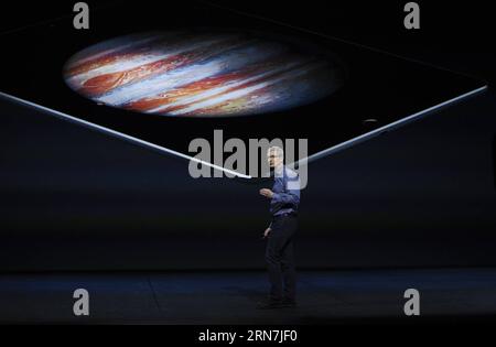 (150909) -- SAN FRANCISCO, 9 settembre 2015 () -- il CEO di Apple Tim Cook presenta il nuovo iPad Pro durante un evento a San Francisco, negli Stati Uniti, il 9 settembre 2015. () U.S.-SAN FRANCISCO-APPLE-NEW PRODUCTS Xinhua PUBLICATIONxNOTxINxCHN 150909 San Francisco settembre 9 2015 il CEO di Apple Tim Cook presenta il nuovo iPad pro durante l'evento a San Francisco negli Stati Uniti IL 9 settembre 2015 Stati Uniti San Francisco Apple nuovi prodotti XINHUA PUBLICATIONxNOTxINxCHN Foto Stock