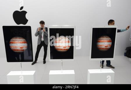 (150909) -- SAN FRANCISCO, 9 settembre 2015 () -- i nuovi modelli iPad Pro sono esposti a seguito di un evento Apple a San Francisco, negli Stati Uniti, il 9 settembre 2015. () U.S.-SAN FRANCISCO-APPLE-NEW PRODUCTS Xinhua PUBLICATIONxNOTxINxCHN 150909 San Francisco settembre 9 2015 nuovi modelli di iPad pro sono esposti a seguito dell'evento Apple a San Francisco negli Stati Uniti IL 9 settembre 2015 Stati Uniti San Francisco Apple New Products XINHUA PUBLICATIONxNOTxINxCHN Foto Stock