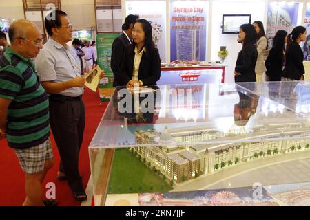 (150910) -- PHNOM PENH, 10 settembre 2015 -- i visitatori guardano i modelli architettonici degli edifici alla più grande esposizione internazionale cambogiana su costruzioni e immobili a Phnom Penh, Cambogia, il 10 settembre 2015. La mostra è iniziata qui giovedì, riunendo 350 espositori provenienti da 23 paesi e regioni, hanno detto i funzionari. )(zhf) CAMBOGIA-PHNOM PENH-COSTRUZIONE E ESPOSIZIONE IMMOBILIARE Sovannara PUBLICATIONxNOTxINxCHN Phnom Penh 10 settembre 2015 i visitatori guardano i modelli architettonici degli edifici ALLA più grande esposizione internazionale cambogiana SULLE costruzioni e l'immobiliare in P Foto Stock