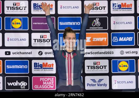 Jennifer Valente degli Stati Uniti aspetta sul podio la sua medaglia d'oro per aver vinto il Women's Omnium, 2023 UCI Track Cycling World Championships. Foto Stock