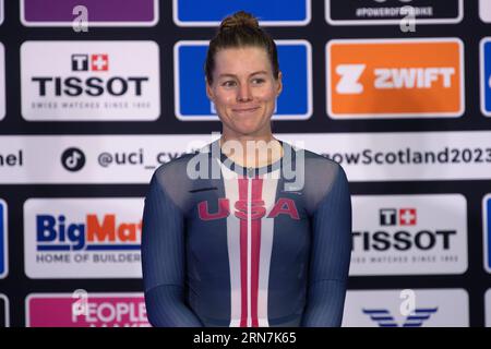 Jennifer Valente degli Stati Uniti aspetta sul podio la sua medaglia d'oro per aver vinto il Women's Omnium, 2023 UCI Track Cycling World Championships. Foto Stock