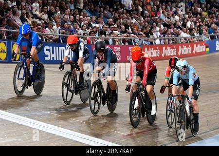 Jennifer Valente degli Stati Uniti guida il campo durante la sua corsa di medaglia d'oro nell'onnium femminile, diventando campione del mondo per la seconda volta. Foto Stock