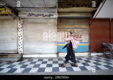 Peshawar, Peshawar, Pakistan. 31 agosto 2023. La gente siede di fronte a un mercato chiuso dopo che i commercianti hanno chiesto uno sciopero per protestare contro l'inflazione a Peshawar, Pakistan, il 31 agosto 2023. Le proteste contro le bollette dell'elettricità gonfiate sono scoppiate in diverse città in tutto il Pakistan, con dimostranti che hanno bruciato le bollette mensili, e leader commerciali e rappresentanti che hanno espresso preoccupazioni per le tasse eccessive. Le persone che lottano per sbarcare il lunario sono state colpite duramente da bollette elettriche elevate, e il fallimento del governo nel ridurre i prezzi e le tasse aggiuntive è un problema importante. La Foto Stock