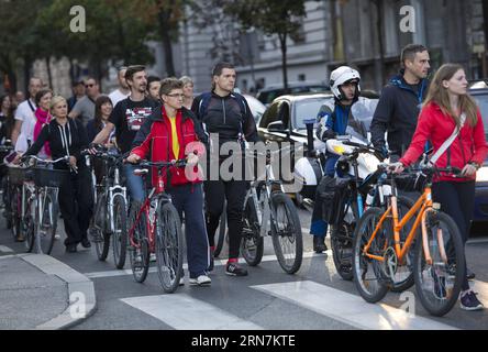 I ciclisti partecipano a una protesta nel centro di Zagabria, capitale della Croazia, 11 settembre 2015. Più di 1.000 persone sono scese in strada a Zagabria protestando contro la repressione della polizia sui ciclisti e chiedendo più infrastrutture ciclabili. ) CROAZIA-ZAGABRIA-CICLISTA-PROTESTA MisoxLisanin PUBLICATIONxNOTxINXCHN ciclisti partecipano a una protesta NEL centro di Zagabria capitale della Croazia 11 settembre 2015 più di 1 000 celebrità sono scese in piazza a Zagabria protestando contro la polizia reprimendo I ciclisti e chiedendo più infrastrutture ciclabili Croazia ciclista protesta MisoxLisanin PUBLICATIONXNOTx Foto Stock