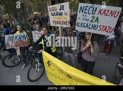 I ciclisti partecipano a una protesta nel centro di Zagabria, capitale della Croazia, 11 settembre 2015. Più di 1.000 persone sono scese in strada a Zagabria protestando contro la repressione della polizia sui ciclisti e chiedendo più infrastrutture ciclabili. ) CROAZIA-ZAGABRIA-CICLISTA-PROTESTA MisoxLisanin PUBLICATIONxNOTxINXCHN ciclisti partecipano a una protesta NEL centro di Zagabria capitale della Croazia 11 settembre 2015 più di 1 000 celebrità sono scese in piazza a Zagabria protestando contro la polizia reprimendo I ciclisti e chiedendo più infrastrutture ciclabili Croazia ciclista protesta MisoxLisanin PUBLICATIONXNOTx Foto Stock