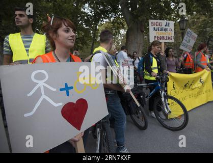 I ciclisti partecipano a una protesta nel centro di Zagabria, capitale della Croazia, 11 settembre 2015. Più di 1.000 persone sono scese in strada a Zagabria protestando contro la repressione della polizia sui ciclisti e chiedendo più infrastrutture ciclabili. ) CROAZIA-ZAGABRIA-CICLISTA-PROTESTA MisoxLisanin PUBLICATIONxNOTxINXCHN ciclisti partecipano a una protesta NEL centro di Zagabria capitale della Croazia 11 settembre 2015 più di 1 000 celebrità sono scese in piazza a Zagabria protestando contro la polizia reprimendo I ciclisti e chiedendo più infrastrutture ciclabili Croazia ciclista protesta MisoxLisanin PUBLICATIONXNOTx Foto Stock