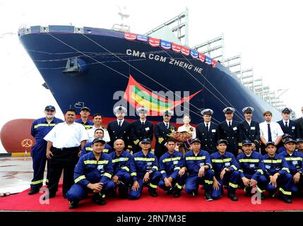 (150912) -- SHANGHAI, 12 settembre 2015 -- equipaggio della nave container Zheng egli posa per una foto presso la Shanghai Waigaoqiao Shipbuilding Co Ltd a Shanghai, Cina orientale, 12 settembre 2015. Costruita a Shanghai, una nuova nave portacontainer da 000 TEU che prende il nome dal famoso cinese voyager Zheng, è stata consegnata al suo noleggiatore francese, il CMA CGM, il sabato. ) (zhs) CHINA-SHANGHAI-CONTAINER SHIP-ZHENG HE (CN) ChenxFei PUBLICATIONxNOTxINxCHN Shanghai 12 settembre 2015 equipaggio della nave portacontainer Zheng He posa per foto PRESSO lo Shanghai Waigaoqiao Shipbuilding Co Ltd a Shanghai Cina orientale 12 settembre 2015 costruita a Shanghai Foto Stock