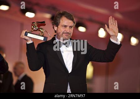 (150912) -- VENEZIA, 12 settembre 2015 -- il regista venezuelano Lorenzo Vigas detiene il premio del Leone d'Oro per il suo film Desde alla (da Afar), durante la cerimonia di premiazione alla 72a Mostra del Cinema di Venezia, Italia, 12 settembre 2015. Il film venezuelano ha vinto il Leone d'Oro per il miglior film, il più alto premio assegnato alla 72a Mostra Internazionale d'Arte cinematografica di Venezia che si è chiusa qui al Lido di Venezia sabato. ) ITALY-VENICE-FILM-FESTIVAL-72ESIMO-AWARD-LEONE D'ORO JinxYu PUBLICATIONxNOTxINxCHN Venezia 12 settembre 2015 il regista venezuelano Lorenzo detiene il Premio Leone d'Oro per il suo film Foto Stock