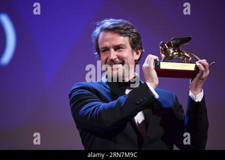 (150912) -- VENEZIA, 12 settembre 2015 -- il regista venezuelano Lorenzo Vigas detiene il premio del Leone d'Oro per il suo film Desde alla (da Afar), durante la cerimonia di premiazione alla 72a Mostra del Cinema di Venezia, Italia, 12 settembre 2015. Il film venezuelano ha vinto il Leone d'Oro per il miglior film, il più alto premio assegnato alla 72a Mostra Internazionale d'Arte cinematografica di Venezia che si è chiusa qui al Lido di Venezia sabato. ) ITALY-VENICE-FILM-FESTIVAL-72ESIMO-AWARD-LEONE D'ORO JinxYu PUBLICATIONxNOTxINxCHN Venezia 12 settembre 2015 il regista venezuelano Lorenzo detiene il Premio Leone d'Oro per il suo film Foto Stock